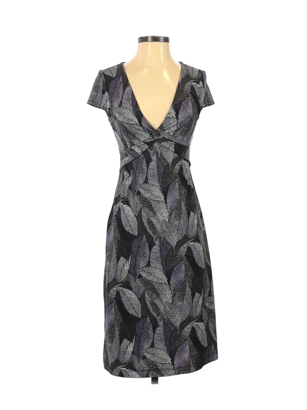 BCBGMaxAzria ♡ V-neck Short-sleeve Stretch Midi Dress (feather / leaf print)